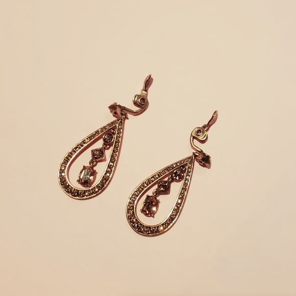 Signed Monet Vintage clip on Earrings! - Picture 10 of 11